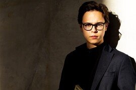  佩多高斯基與人氣小提琴家羅沙高域聯手
於9月5日及6日開展港樂第五十一個職業樂季