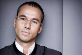 国际知名钢琴家陈万荣以莫扎特第廿二钢协感动观众
云尼斯带领港乐以萧斯达高维契「列宁格勒」交响曲震撼全场(10月19及20日)