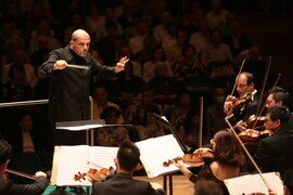 梵志登带领港乐与歌唱家比特罗娃及靳兹联同两大澳洲合唱劲旅，
逾二百精英震撼文化中心舞台
布拉姆斯德意志安魂曲(11月30日及12月1日)