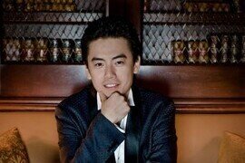 香港管弦樂團團長王敬
現場演奏「克羅采」小提琴 – 傳媒專場
卡拉克家族珍藏價值750-1,000萬美元