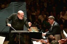 港樂音樂總監梵志登和城中名人同賀港樂四十周年
6月14日演出及晚宴由太子珠寶鐘錶和江詩丹頓贊助