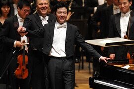 钢琴巨星李云迪以柴可夫斯基第一钢协为香港管弦乐团2012/13乐季揭幕
客席指挥辛奈斯基带领港乐演出全俄罗斯音乐节目