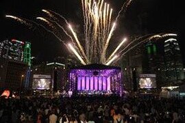 太古「港乐・星夜・交响曲」： 
全年最大型户外交响音乐会 
指挥苏柏轩、歌手陈明恩、及香港管弦乐团 
诚邀乐迷以口哨与20,000人户外大合奏 
并欣赏中环新海滨的迷人夜色 （11月29日）