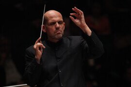 香港管弦乐团2012/13乐季套票销售成绩骄人
以磅礴气势迎接新任音乐总监梵志登
9月28及29日「港乐音乐总监就职暨国庆音乐会」
小提琴家宁峰演奏《梁祝》见证全新梵志登时代
首场演出由新华集团赞助  
9月29日演出由永隆银行赞助