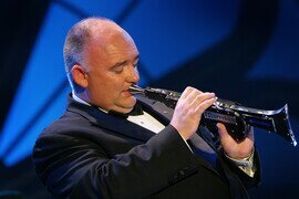 港乐全新「太古轻松乐聚」 系列为繁忙都市人及音乐爱好者度身订造 一小时音乐会 享受台上演出及台下活动
三场音乐会突破常规 由9PM开始 分别由国际知名大提琴家王健（九点钟．巴罗克）、传奇小号手及本地爵士乐精英（九点钟．爵士乐）演出 音乐总监梵志登即场演奏乐迷投票结果（九点钟．梵志登）